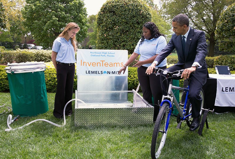 Payton Karr, Kiona Elliot, and President Barack Obama during the 2013 Science Fair.